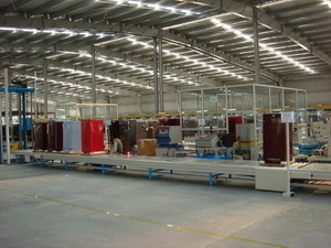 Μεγάλη γραμμή συνελεύσεων γραφείου κατασκευής για την παραγωγή των ψυγείων