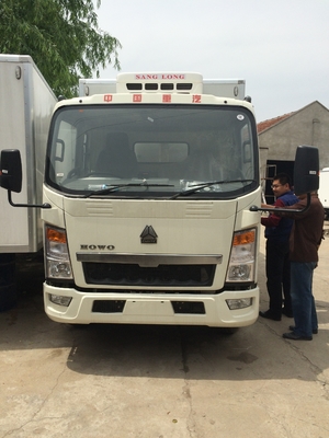 Εμπορικά φορτηγά Refrigerator Freezer Van Box Truck καθήκοντος HOWO ελαφριά για το κρέας